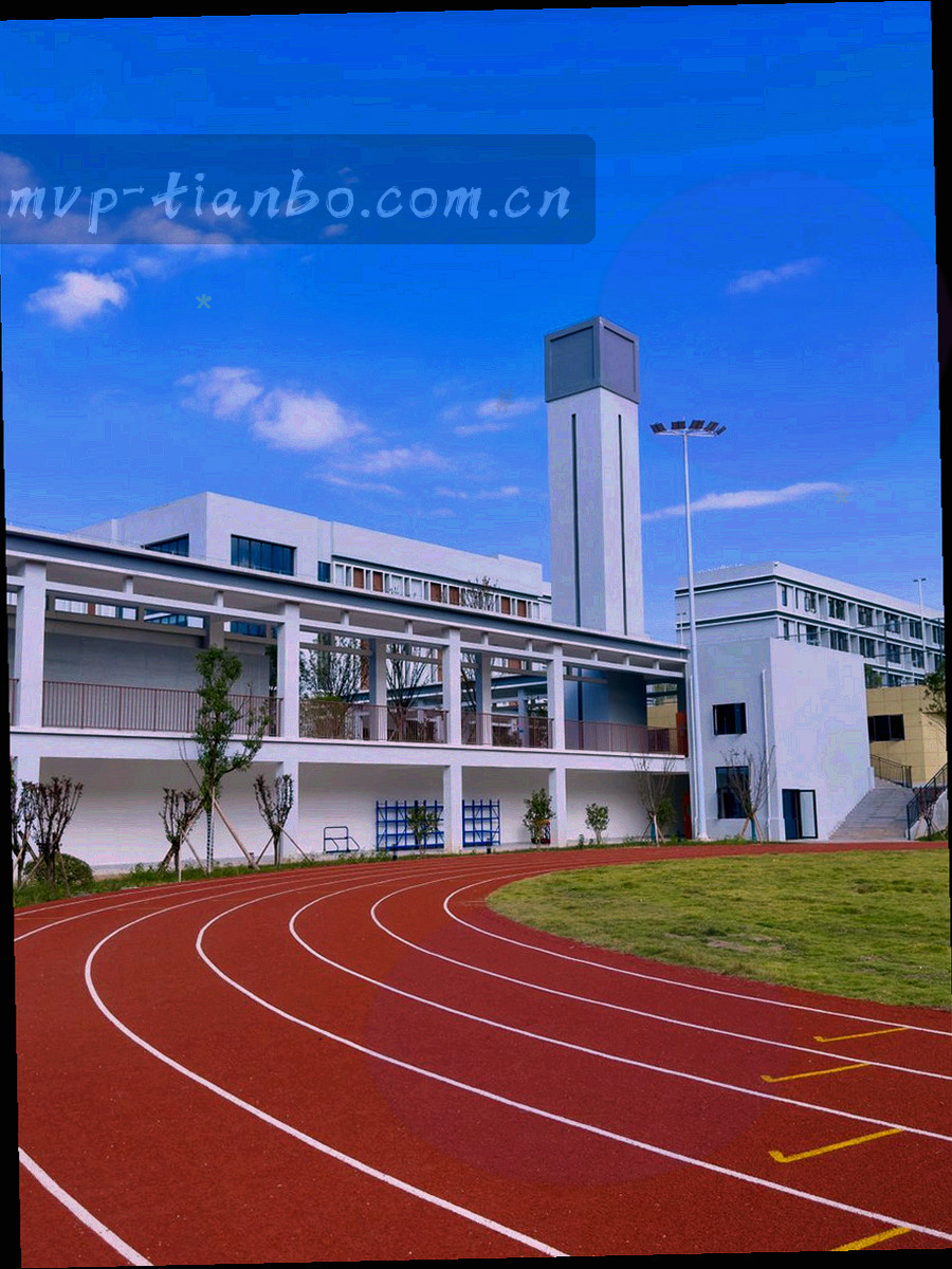 颗粒感黑白质地的青训梯队训练场景，侧逆光，纵向构图
